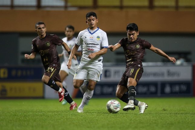 Rosi Noprihanis (kanan) berusaha mencetak gol di laga lanjutan 8 besar Grup Y Liga 2 2021 antara PSIM Yogyakarta vs Sulut United di Stadion Wibawa Mukti, Cikarang, Kamis (23/12/2021). (c) Bola.com/Bagaskara Lazuardi