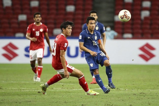 Alfeandra Dewangga (kiri) mencoba menghentikan Chanathip Songkrasin (kanan) di laga leg pertama final Piala AFF 2020 antara Timnas Indonesia vs Thailand di National Stadium, Singapura, Rabu (29/12/202