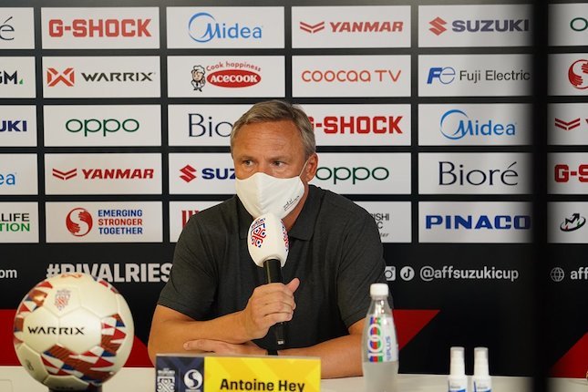 Pelatih: Antoine Hey