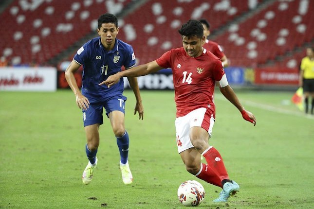 Aksi Asnawi Mangkualam Bahar di laga leg pertama final Piala AFF 2020 antara Timnas Indonesia vs Thailand di National Stadium, Singapura, Rabu (29/12/2021) malam WIB. (c) AP Photo