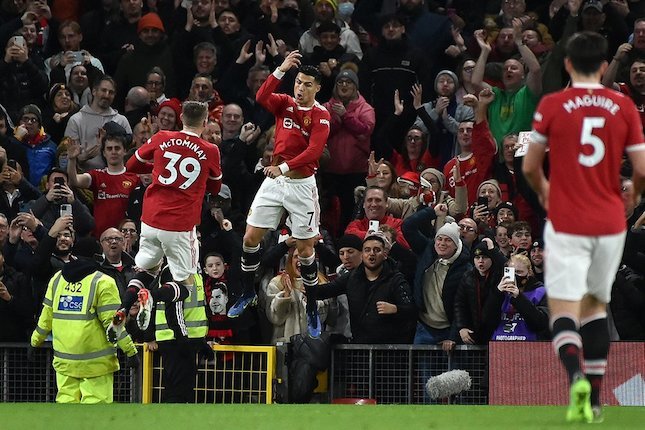 Bintang Manchester United, Cristiano Ronaldo, merayakan gol ke gawang Burnley dalam laga lanjutan Premier League hari Jumat (31/12/2021). (c) AP Photo