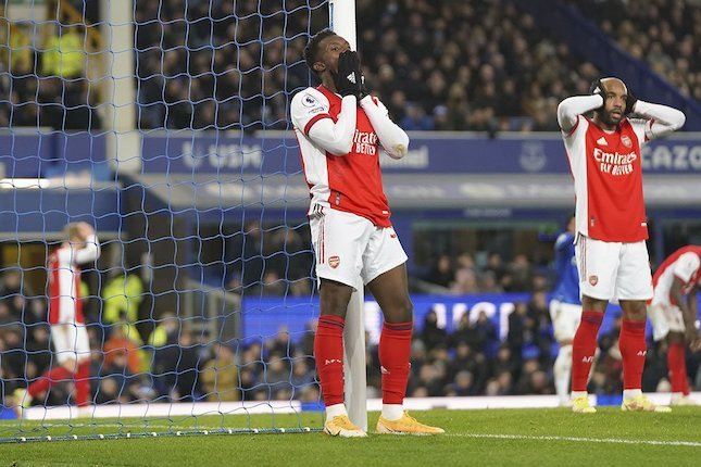 Ekspresi kekecewaan penyerang Arsenal, Eddie Nketiah, usai gagal menjebol gawang Everton dalam laga lanjutan Premier League hari Selasa (7/12/2021). (c) AP Photo