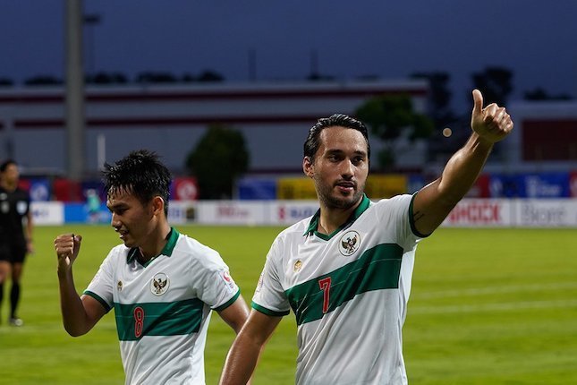 Ezra Walian - Penyerang Tengah