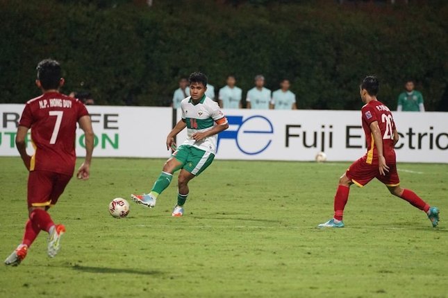 Bek sayap dan kapten Timnas Indonesia, Asnawi Mangkualam, dikepung dua pemain Vietnam di ajang Piala AFF 2020 (c) Dok. PSSI