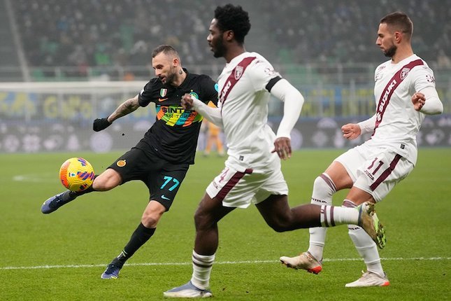 Marcelo Brozovic (kiri) dalam duel Inter Milan vs Torino, Serie A 2021/22 (c) AP Photo