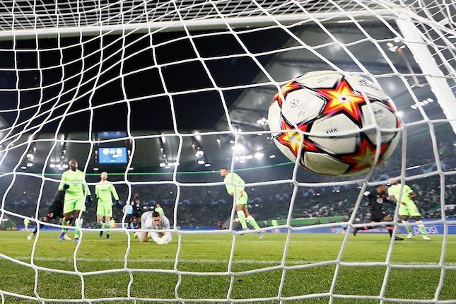 Momen gol dalam duel Wolfsburg vs Lille di Liga Champions 2021/22 (c) AP Photo