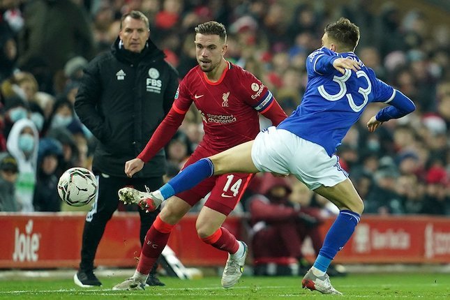 Aksi Jordan Henderson di laga Liverpool vs Leicester City, Carabao Cup 2021/22 (c) AP Photo