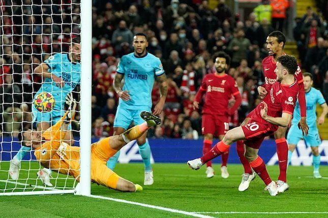 Momen gol Diogo Jota di laga Liverpool vs Newcastle, Premier League 2021/22 (c) AP Photo