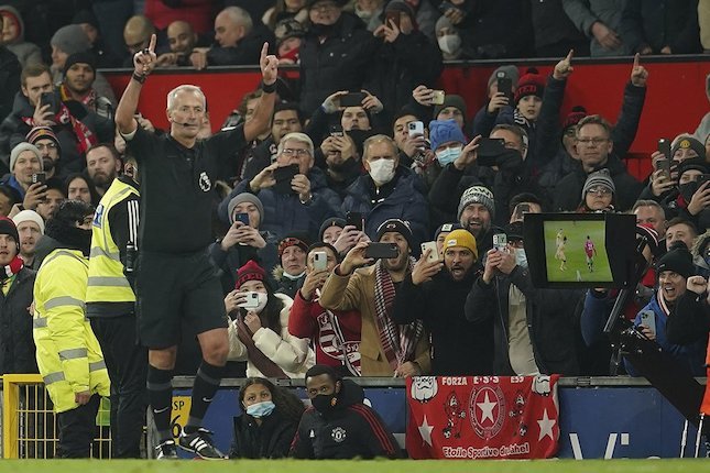 Wasit Martin Atkinson saat menghadiahkan penalti kepada Manchester United dalam laga kontra Arsenal di Premier League, Jumat (3/12/2021). (c) AP Photo