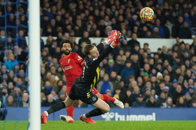 Mohamed Salah membobol gawang Jordan Pickford dalam laga Everton vs Liverpool, Kamis (2/12/2021) (c) AP Photo