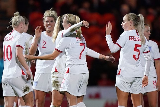 Timnas putri Inggris merayakan kemenangan atas Latvia 20-0 di Kualifikasi Piala Dunia Wanita 2023. (c) AP Photo