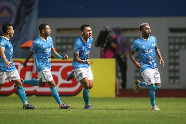 Skuat Sulut United merayakan gol Patrich Wanggai ke gawang PSMS Medan, Kamis (16/12/2021) (c) Bola.net/Bagaskara Lazuardi