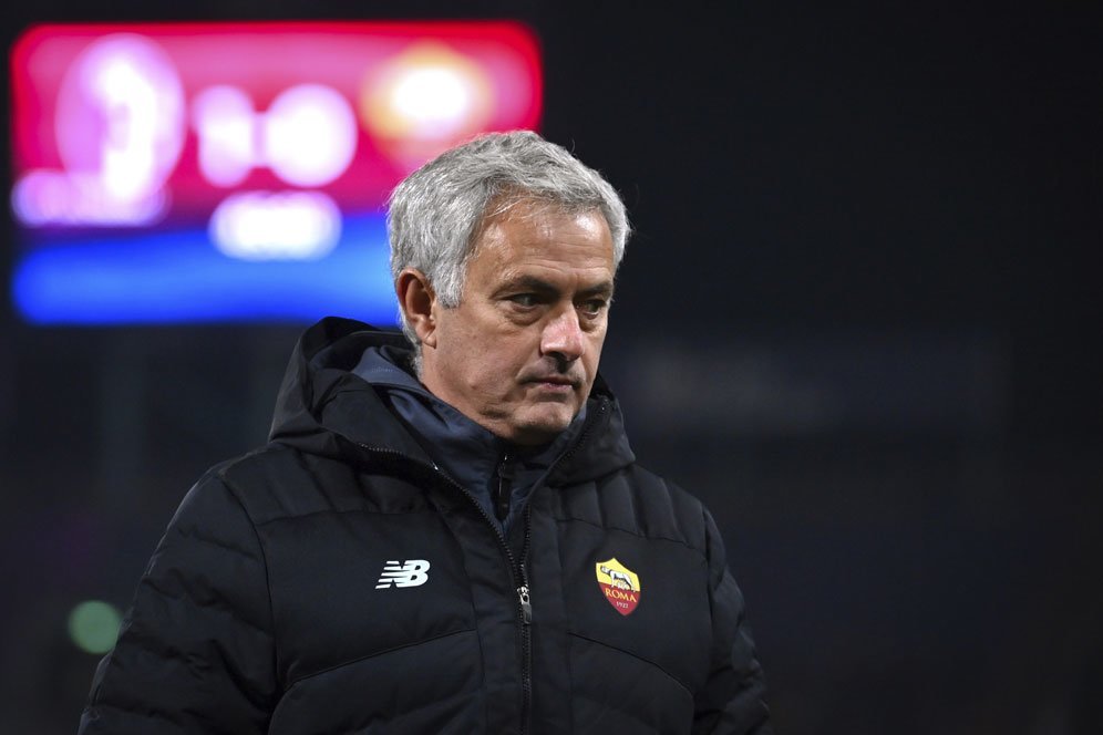 AS Roma Kalah, 4 Kartu Kuning, dan Mourinho Marah 'Digembosi' Jelang Lawan Inter AS Roma Kalah, 4 Kartu Kuning, dan Mourinho Marah 'Digembosi' Jelang Lawan Inter