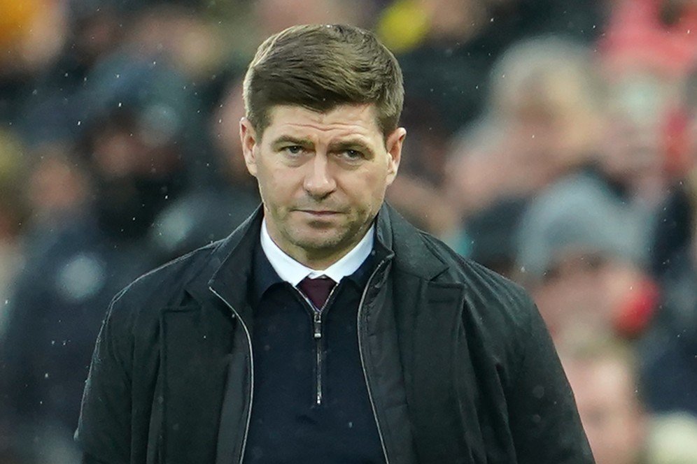 Liverpool Bungkam Aston Villa, Warganet: Steven Gerrard Kesal, tapi Dalam Hati Senang