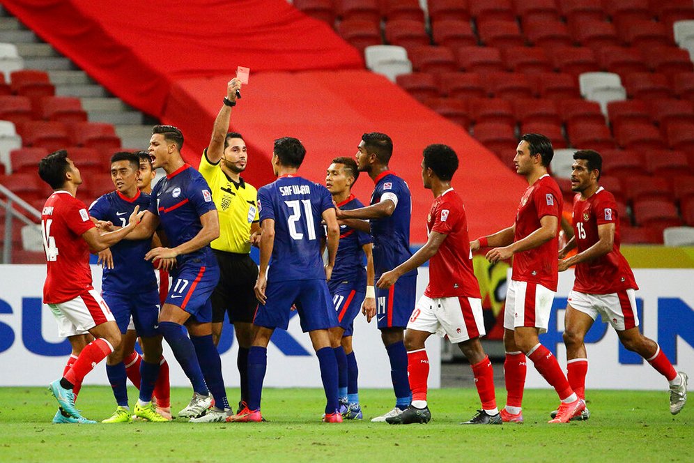 Keren, Ketika Pelatih Singapura Beri Contoh Apa itu Respek pada Wasit