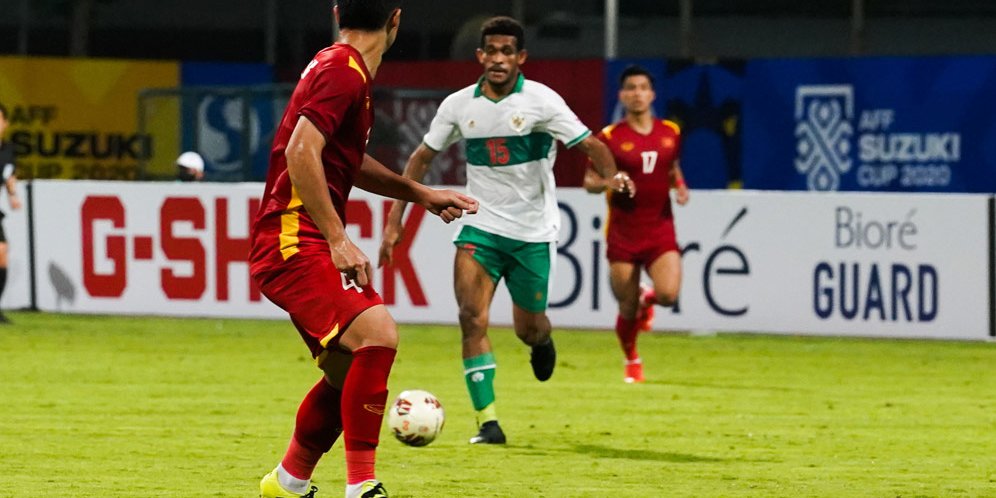Ricky Kambuaya Dijegal di Kotak Terlarang, No Penalti: Singapura Beruntung, Tak Ada VAR di Piala AFF