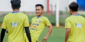 BRI Liga 1: Presiden Arema Bagikan Ponsel 20 Juta, Pemain-pemain Muda pun Semringah BRI Liga 1: Presiden Arema Bagikan Ponsel 20 Juta, Pemain-pemain Muda pun Semringah