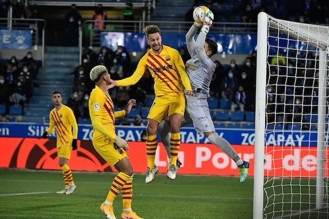 Striker Barcelona, Luuk de Jong berduel dengan kiper Alaves, La Liga 2021/22  (c) AP Photo