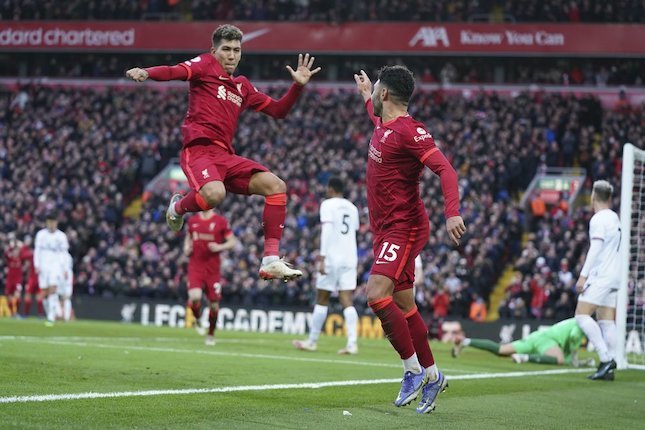 Gelandang Liverpool, Alex Oxlade-Chamberlain (kedua dari kanan), merayakan golnya ke gawang Brentford di Anfield, Minggu (16/01/2022) malam WIB. (c) AP Photo