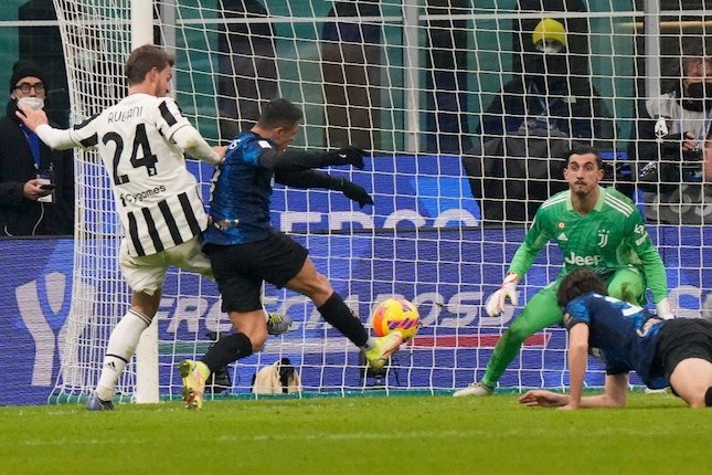 Alexis Sanchez mencetak gol kemenangan Inter Milan atas Juventus, Kamis (13/1/2022) (c) AP Photo