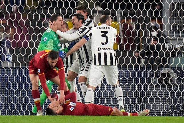 Reaksi skuad Juventus usai Wojciech Szczesny membendung penalti pemain AS Roma, Lorenzo Pellegrini, Senin (10/1/2022) (c) AP Photo