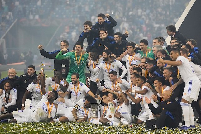 Selebrasi skuad Real Madrid usai menjuarai Supercopa de Espana 2022 (c) AP Photo