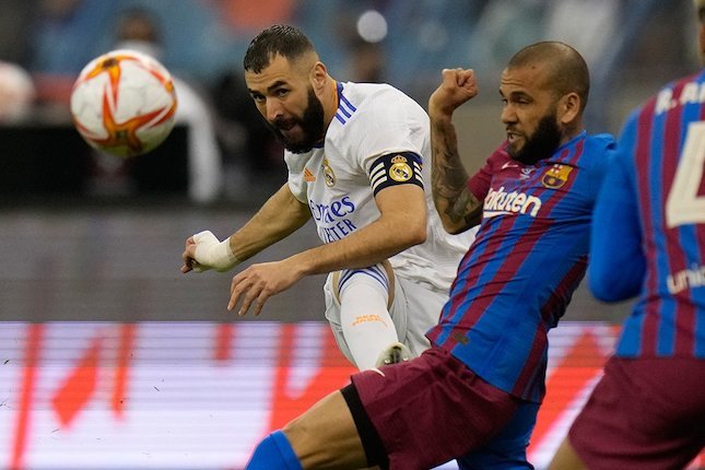 Aksi Karim Benzema di laga Barcelona vs Real Madrid, semifinal Supercopa de Espana 2022 (c) AP Photo
