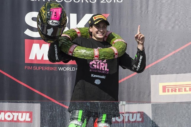 Ana Carrasco saat menjuarai WorldSSP300 2018. (c) Kawasaki Racing