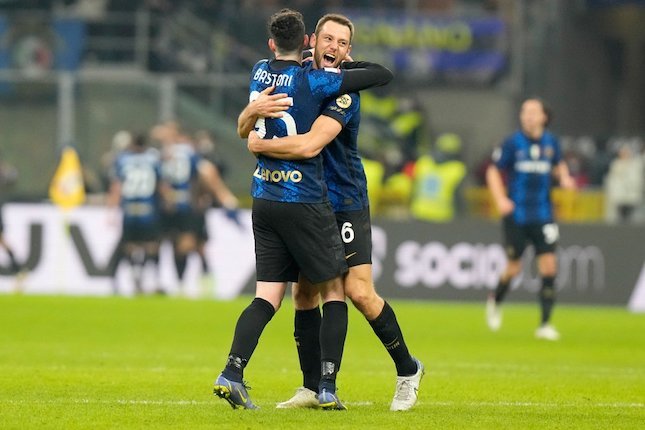 Bek Inter Milan Stefan De Vrij memeluk Alessandro Bastoni dalam laga kontra Juventus di Piala Super Italia 2021. (c) AP Photo