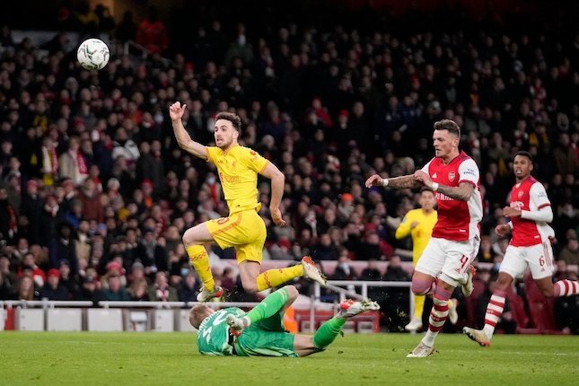 Diogo Jota mencetak gol dalam laga Arsenal vs Liverpool, Jumat (21/1/2022) (c) AP Photo