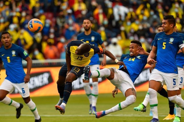 Duel Enner Valencia dan Eder Militao di laga Ekuador vs Brasil, Jumat (28/1/2022) (c) AP Photo