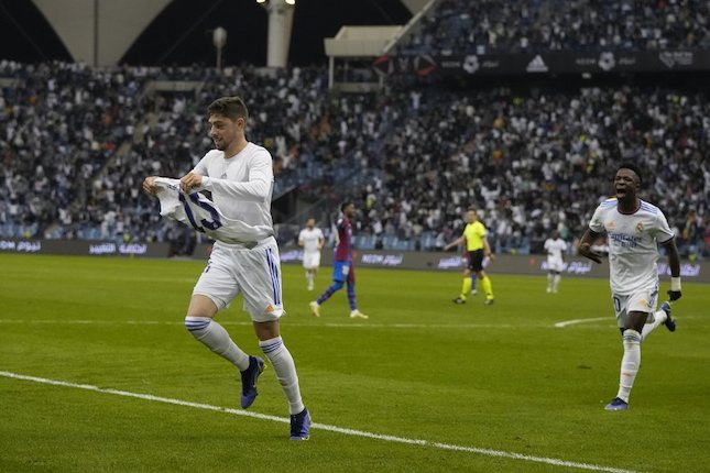 Fede Valverde mencetak gol kemenangan Real Madrid ke gawang Barcelona pada duel semifinal Supercoppa de Espana (c) AP Photo