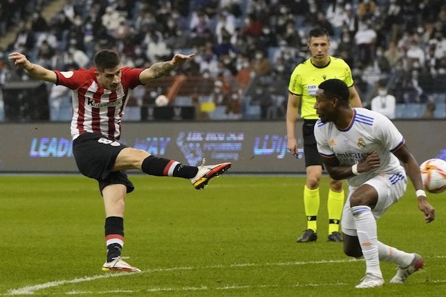 Pemain Athletic Bilbao musim 2021/2022, Oihan Sancet, melepaskan tendangan pada laga melawan Real Madrid (c) AP Photo