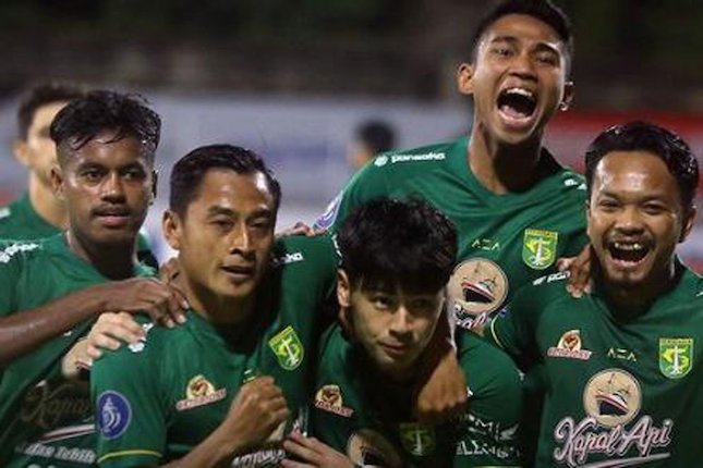 Skuat Persebaya Surabaya merayakan golnya ke gawang PSM Makassar di pekan ke-19 BRI Liga 1 2021-22 di Stadion Ngurah Rai, Denpasar, Bali, Jumat (14/01/2022) malam WIB. (c) Instagram Liga 1