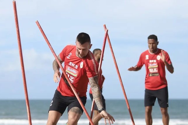Aaron Evans dan Wander Luiz dalam sesi latihan PSS Sleman di pantai Bali (c) Dok. PSS Sleman