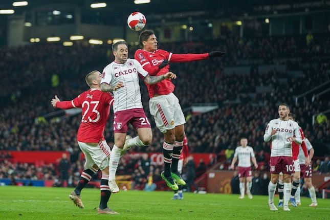 Aksi Raphael Varane (kanan) dalam laga Manchester United vs Aston Villa, Selasa (11/1/2022) (c) AP Photo
