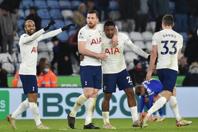 Skuad Tottenham merayakan gol Steven Bergwijn di markas Leicester City, Kamis (20/1/2022) (c) AP Photo