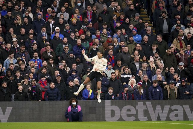 Virgil Van Dijk merayakan golnya di laga Crystal Palace vs Liverpool di pekan ke-23 EPL 2021-22 di Selhurst Park, Minggu (23/01/2022) malam WIB. (c) PA via AP Photo