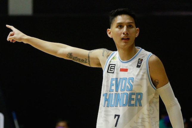 Pebasket Evos Thunder Basketball Bogor, Daniel Wenas, saat berlaga di Seri I IBL 2022. (c) Bola.net/Muhammad Iqbal Ichsan