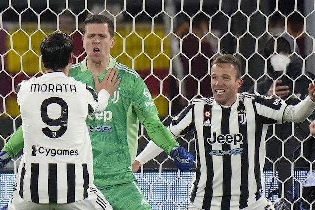 Pemain Juventus turut bersuka cita usai Wojciech Szczesny (tengah) menghalau penalti Lorenzo Pellegrini dalam laga Serie A melawan AS Roma, Senin (10/1/2022). (c) AP Photo