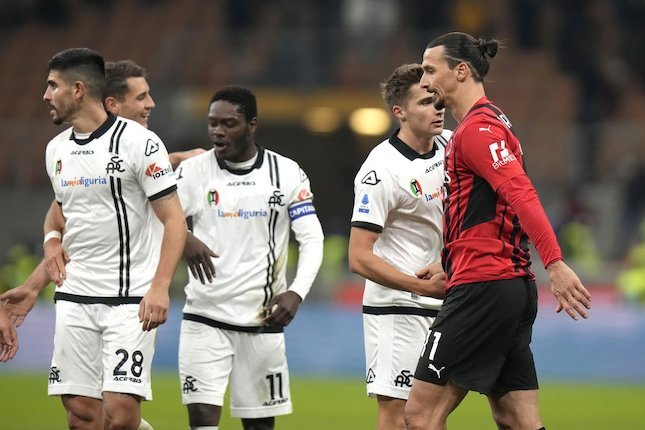 Ekspresi Zlatan Ibrahimovic usai menjalani duel AC Milan vs Spezia di pekan ke-22 Serie A 2021-22 di San Siro, Selasa (18/01/2022) malam WIB. (c) AP Photo
