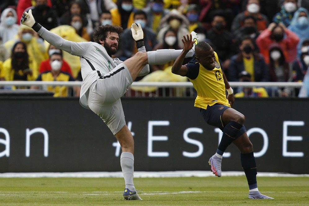 Dua Pelanggaran Fatal dari Alisson di Laga Ekuador vs Brasil, Kok Tidak Dikartu Merah?