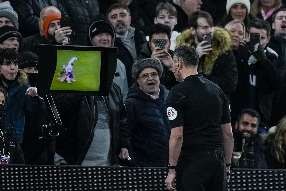 3 Kontroversi Laga Tottenham vs Chelsea: Wasit VAR Mike Dean Beri 'Hadiah' untuk The Blues?