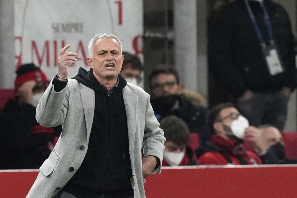 Kelas! Jose Mourinho Hentikan Ejekan Rasis Fans AS Roma Kepada Ibrahimovic