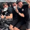 Kocak! Aleix Espargaro Parodikan Kebiasaan 'Emak-Emak' Indonesia saat Naik Motor