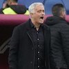 Duhh, Sakit! Momen Kepala Jose Mourinho Terbentur Bangku Cadangan