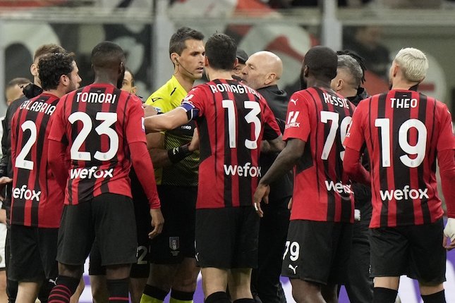 AC Milan melakukan protes pada kinerja wasit Matteo Marchetti (c) AP Photo