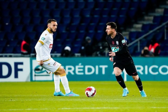 Aksi Lionel Messi (kanan) dalam laga PSG vs Nice, Selasa (1/2/2022) (c) Coupe de France