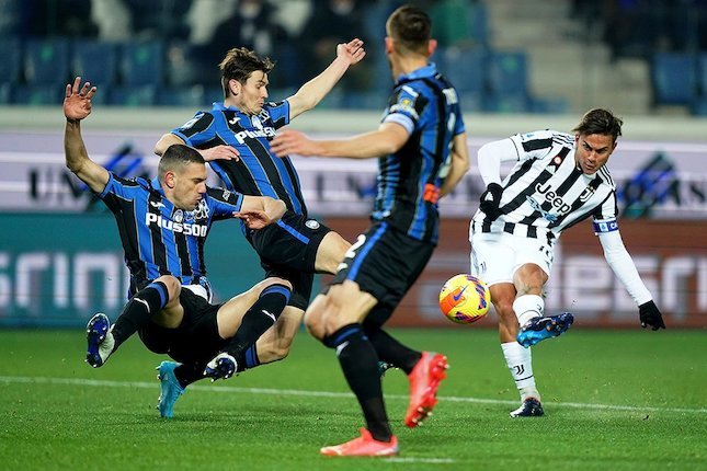 Tiga pemain Atalanta berusaha menghadang tembakan bintang Juventus, Paulo Dybala, dalam laga lanjutan Serie A hari Senin (14/2/2022). (c) AP Photo