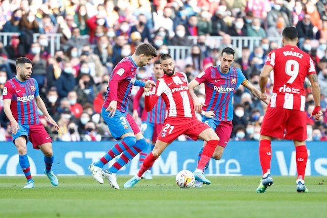 Aksi Yannick Ferreira-Carrasco (tengah) dalam laga Barcelona vs Atletico Madrid, Minggu (6/2/2022) (c) AP Photo